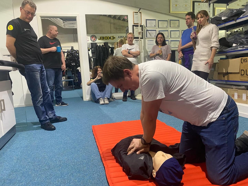 Laden Sie das Bild in Galerie -Viewer, PADI Emergency First Response (EFR)